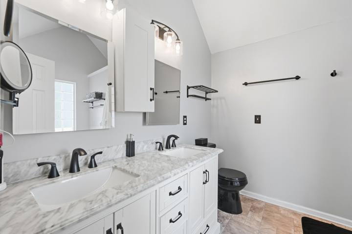 Primary bath, double vanity, 623 Finborough Court